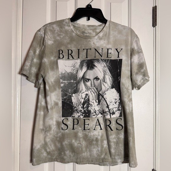 Britney Spears Tie Dye Graphic T-Shirt, short sleeve color Sand Size Medium - Picture 5 of 9